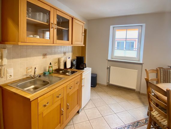 In der Küchenecke ist eine Grundausstattung zum Kochen vorhanden, sowie ein Kühlschrank und eine Mikrowelle
