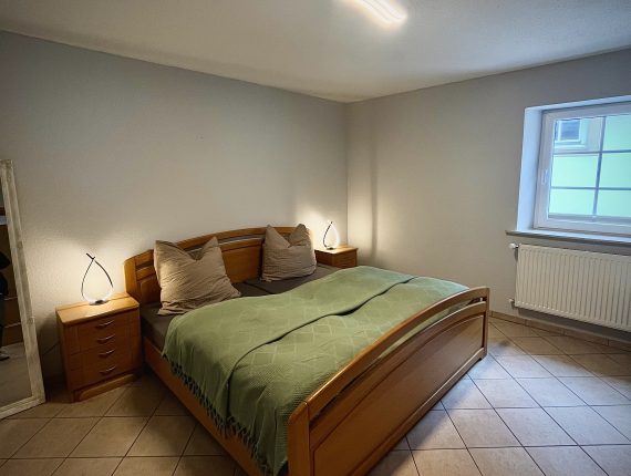 Die Schlafzimmer sind mit einem Doppelbett, Nachttischen, einem Spiegel und einem Kleiderschrank ausgestattet.